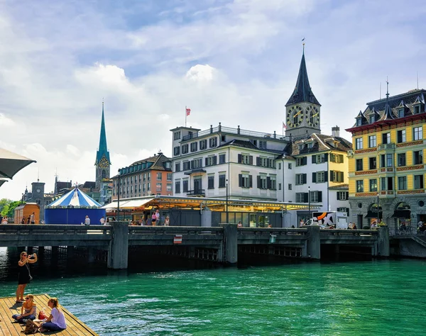 Personas en Limmatquai y San Pedro y Fraumunster Zurich — Foto de Stock