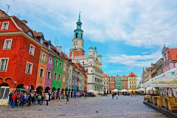 People at Old Town Hall at Old Market Square Poznan — Stock Photo, Image