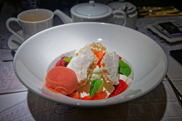 Meringue dessert on white plate — Stock Photo, Image