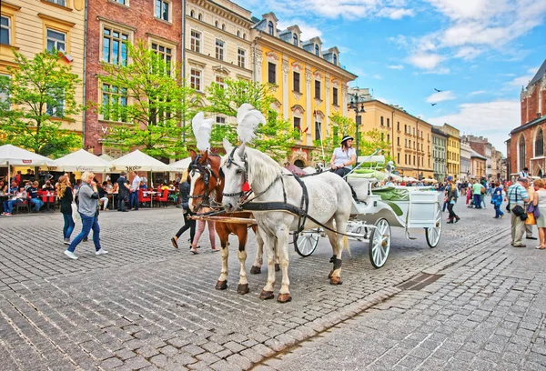 Конный фиакр и люди в центре Старого города Кракова — стоковое фото