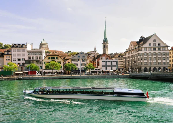 Iglesia Fraumunster y ferry en Limmat Zurich — Foto de Stock