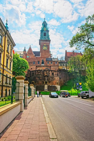 Wieża dzwonu w katedrze wawelskiej i ludzi w centrum Krakowa — Zdjęcie stockowe