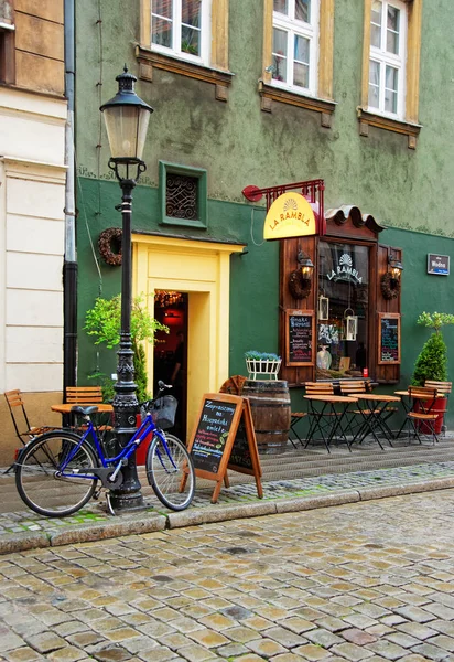 Bicycle at Cozy street cafe in Old city center Poznan — Stock Photo, Image