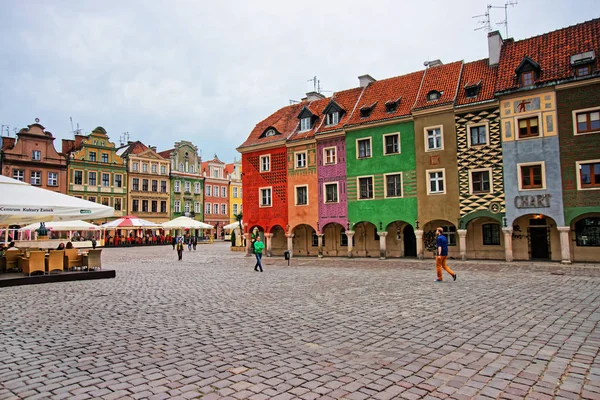 Cafes and restaurants in Old Market Square of Poznan — Stock Photo, Image