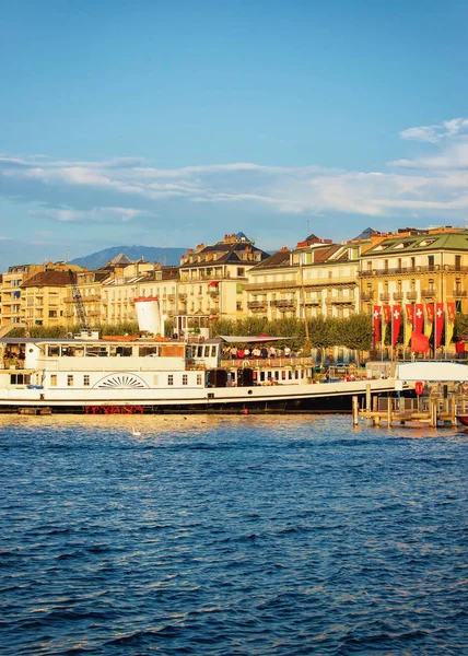 Barca a vapore sul lago di Ginevra alla Promenade du Lac in Svizzera — Foto Stock