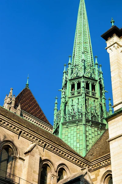 Spire da Catedral de São Pedro na cidade velha em Genebra — Fotografia de Stock