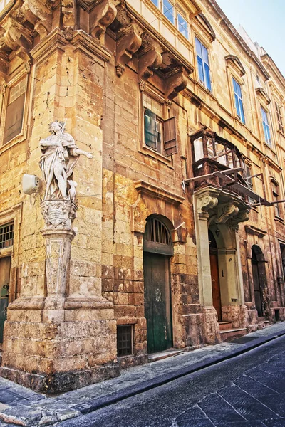 Skulptur av Saint på hörnet av gatan i Valletta — Stockfoto