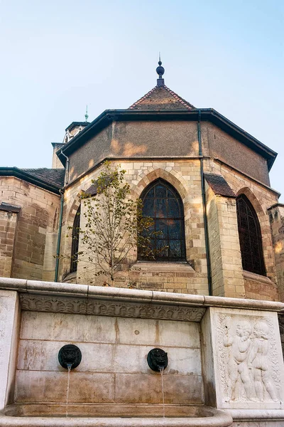Церковь Мадлен в старом городе Женевы — стоковое фото
