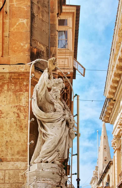 Figure de Saint à l'angle de la rue La Valette vieille ville — Photo