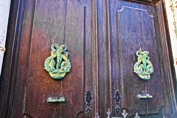 Puerta con tiradores decorativos en Mdina — Foto de Stock