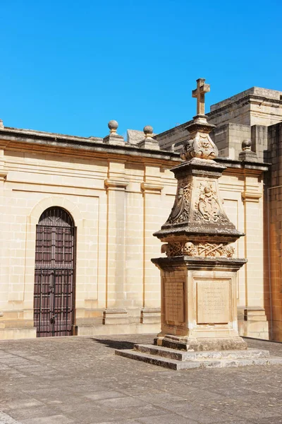 Monumento cruzado no pátio da Catedral de São João em Valletta — Fotografia de Stock