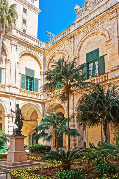 Neptunusfontänen på courtyard Grandmaster Palace Valletta — Stockfoto