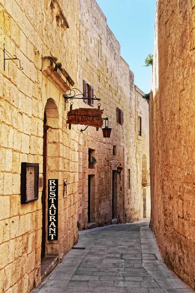 Smalle stille straat in de oude stad Mdina — Stockfoto