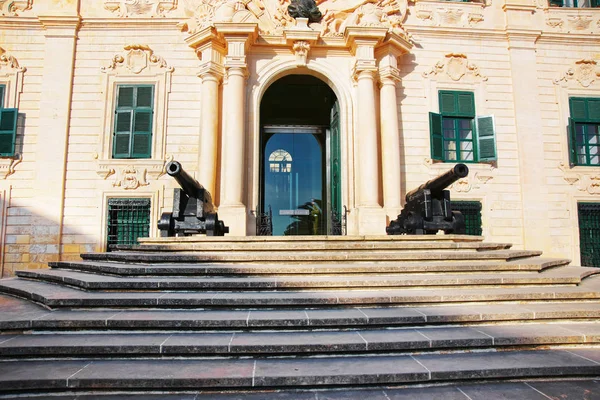 Фасад здания Auberge de Castille в Валлетте — стоковое фото