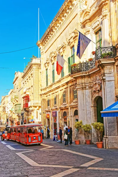 Tren de Excursión y personas en Castellania Palace Valletta — Foto de Stock