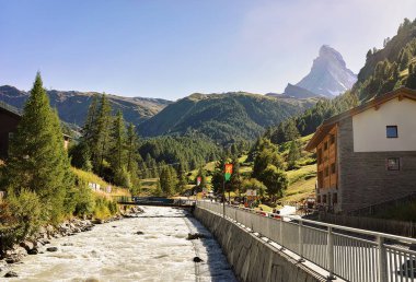 Geleneksel İsviçreli chalets ve Gornera Nehri ve Matterhorn tepe