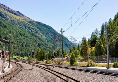 Tren tren istasyonu ve peyzaj Zermatt Valais İsviçre