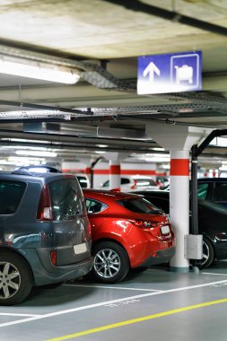 Kapalı otopark ve otomobil Zermatt