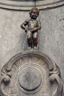 Brüksel 'de Manneken pis çeşme heykeli