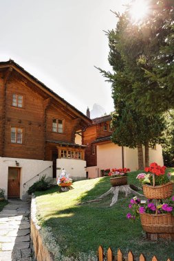 Geleneksel İsviçre dağ evi Zermatt iç bahçesinde
