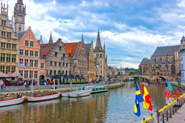 GuildHalls ve Graslei Gent Saat Kulesi