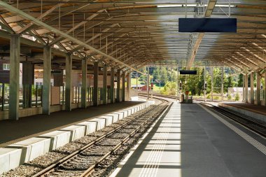 Kalabalık demiryolu tren istasyonunda Zermatt Valais'deki/daki oteller