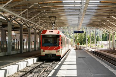 Kalabalık demiryolu tren istasyonunda Zermatt Visp İsviçre