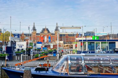 Kanal teknelerle Amsterdam açık Havenfront