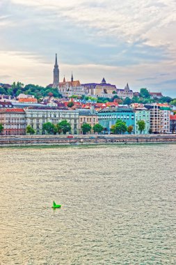 Buda Steeple Matthias kilise ve Tuna Nehri Budapeşte ile