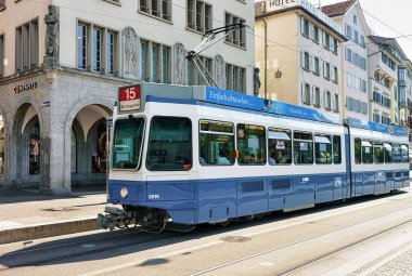 Zürih'te Limmatquai'de Street çalışan tramvay