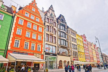 Market Square Wroclaw eski şehir merkezinde insanlarda