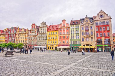 İnsanlar eski şehir merkezi Wroclaw pazar meydanında