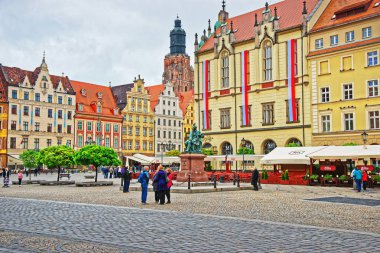 İnsanlar New Town Hall Wroclaw pazar meydanında