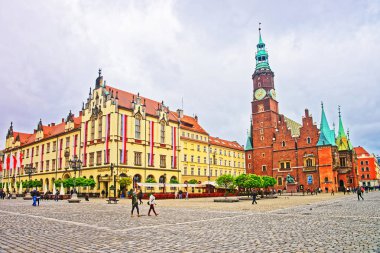 İnsanlara Wroclaw pazar meydanında iki salonları