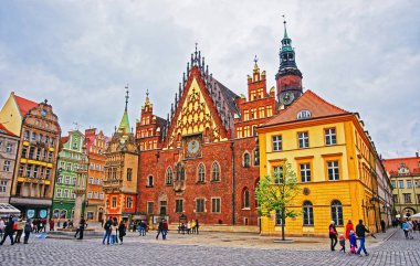 İnsanlar tuz Meydanı Wroclaw, eski Belediye Binası