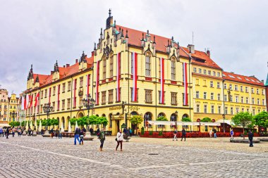 İnsanlar Wroclaw pazar meydanında yeni Hall