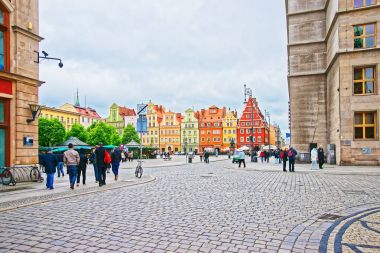 İnsanlar ve Market Square Wroclaw eski şehir merkezinde