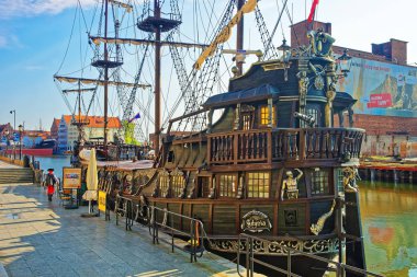 Promenade Gdansk Motlawa Nehri'nin, eski gemi