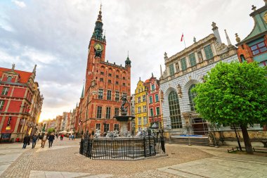 Neptün Çeşmesi Dlugi Meydanı Gdansk, eski belediye binasına
