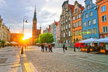 Belediye Binası'nda gün batımında Dlugi Targ Meydanı, Gdansk