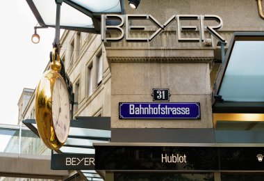 Bir dükkan Bahnhofstrasse Zürih İsviçre içinde üzerinde asılı saati