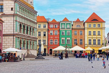 Kafe ve restoranlarda eski Pazar Meydanı Poznan