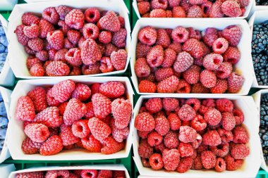 Kutularındaki taze ahududu