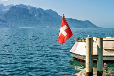 Cenevre Gölü, Montreux, İsviçre bayrağı ile tekne
