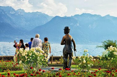 Cenevre Gölü Vevey Charlie Chaplin heykele insanlara