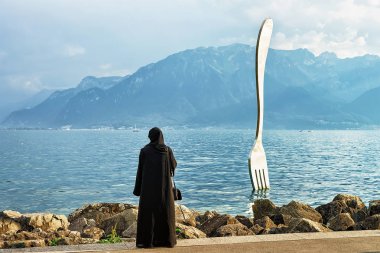 Çatal heykel Cenevre Gölü Vevey içinde Müslüman kadın