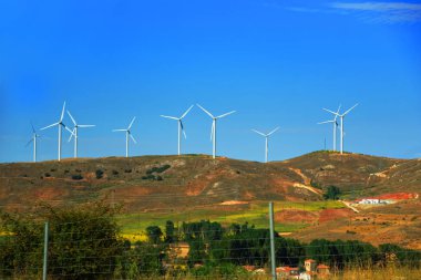 İspanya'daki yel değirmenleri yaz