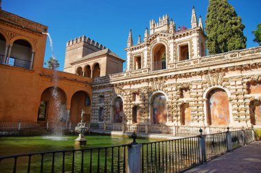 Kraliyet Alcazar Seville yerde gölette