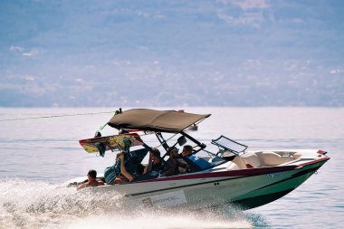 Lozan Cenevre Gölü üzerinde Motorlu tekne insanlarda