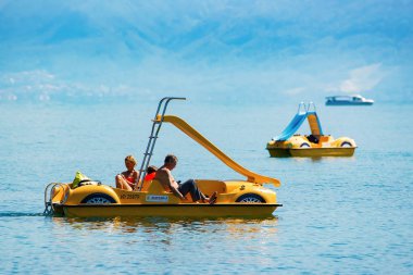 Katamaran Lozan Cenevre Gölü içinde insanlarda